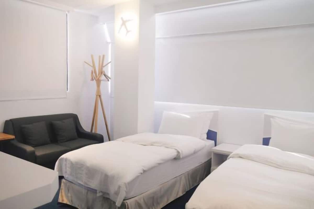 Escritorio, espacio para trabajar con laptop y cortinas blackout