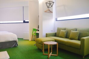 مكتب ومساحة عمل للكمبيوتر المحمول وستائر تعتيم وواي فاي مجانًا