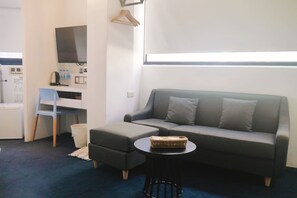 Habitació triple estàndard | Escriptori, espai de treball apte per a portàtils i cortines opaques 