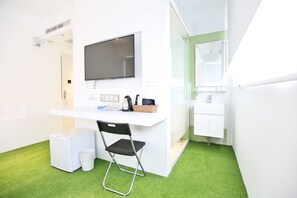 Habitació amb dos llits individuals estàndard | Escriptori, espai de treball apte per a portàtils i cortines opaques 