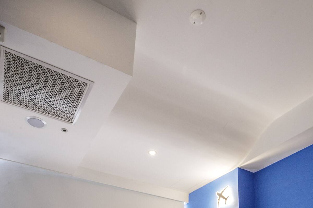 Escritorio, espacio para trabajar con laptop y cortinas blackout 