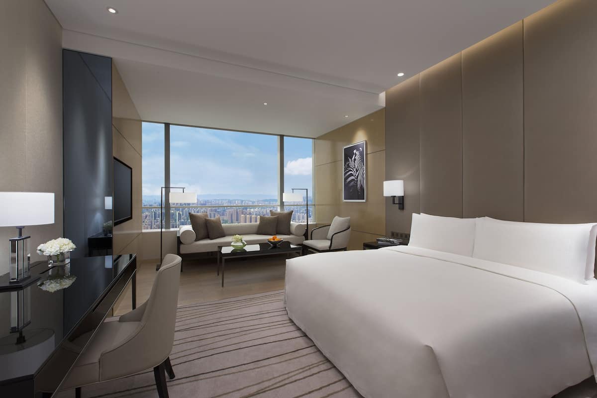 N1 Deluxe King | Minibar, in-room safe, desk, laptop workspace