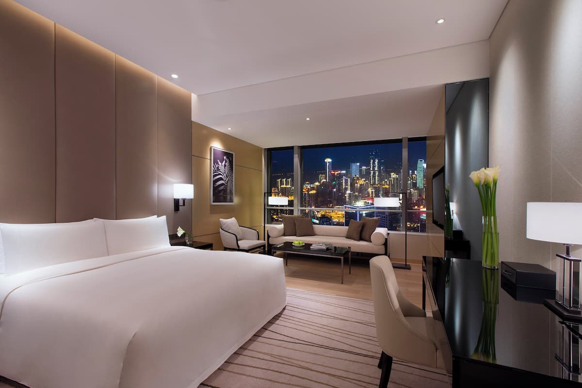 N3 Grand River View King | Minibar, in-room safe, desk, laptop workspace