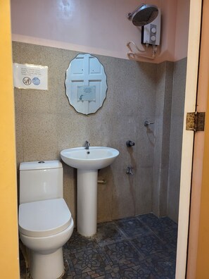 Rom – standard | Bad | Dusj, toalettartikler (inkludert), hårføner og håndklær