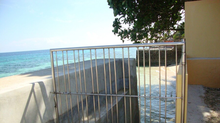 Luzmin BH - Beachfront Cottages