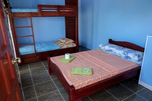 Rumah (Pink, Quad Room) | Setrika/meja setrika