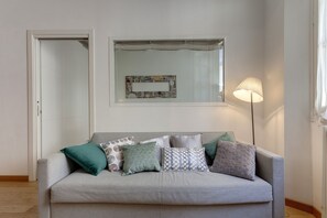 TV, fireplace, books - GREAT STYLISH DESIGN 5 STARS IN THE OLD CENTER - (Firenze)