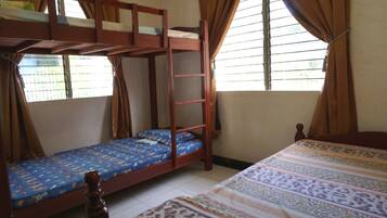 White House, Quad Room | Iron/ironing board