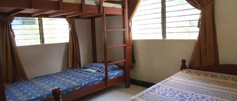 White House, Quad Room | Iron/ironing board