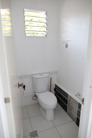 Dusche, kostenlose Toilettenartikel, Haartrockner, Handtücher