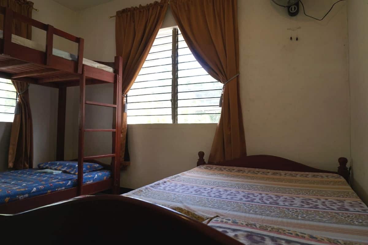 บ้านพัก (White, Quad Room) | เตารีด/โต๊ะรีดผ้า