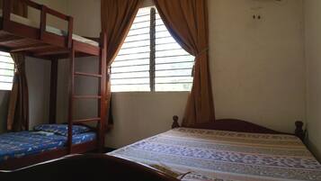 Maison (White, Quad Room) | Fer et planche Ă repasser