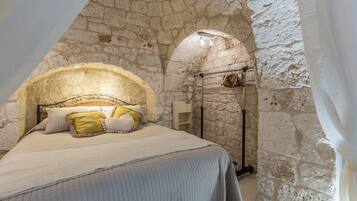 10 bedrooms, in-room safe, iron/ironing board, free WiFi