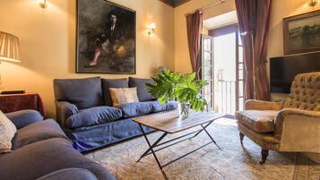 TV, DVD player, books, stereo