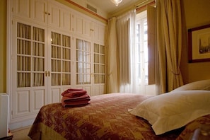 4 chambres, fer et planche à repasser, lit de bébé portatif, Wi-Fi