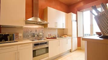 Een koelkast, een magnetron, een oven, een kookplaat