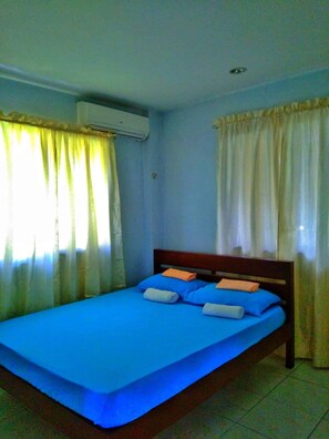 Basic Double Room, Shared Bathroom | In-room safe, desk, soundproofing, free WiFi