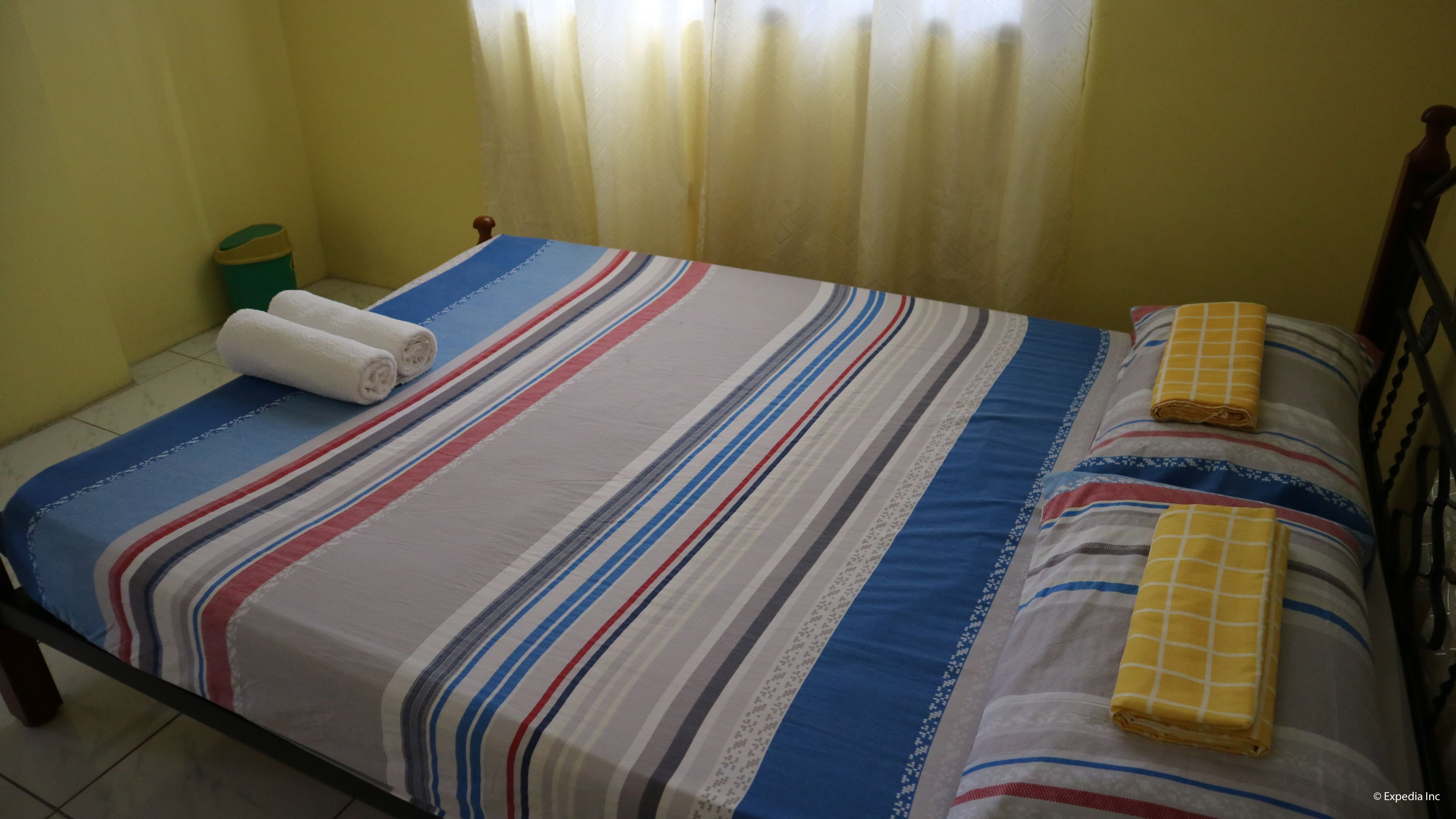 خزنة داخل الغرفة ومكتب وتجهيزات عازلة للصوت وواي فاي مجانًا