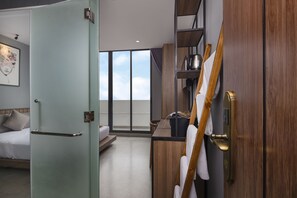 Studio, pemandangan pantai | Kamar mandi | Shower, perlengkapan mandi gratis, pengering rambut, dan sandal