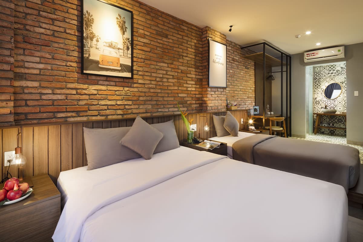 Deluxe Triple Room | Minibar, in-room safe, desk, soundproofing