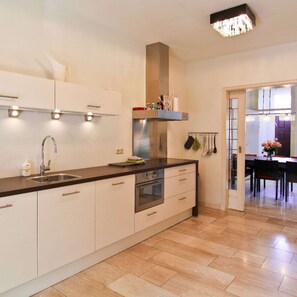 Fridge, microwave, oven, dishwasher - Kingsize ground floor apartment nearby Park and City, 2nd home away from home (GRONINGEN)