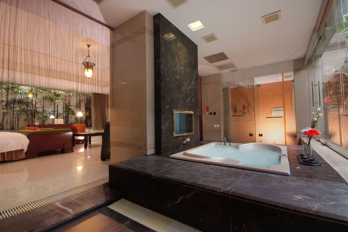 superior double room | bathroom | separate bathtub and shower, jetted bath, free toiletries, hair dryer