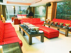 Room (VIP) | Room service – dining