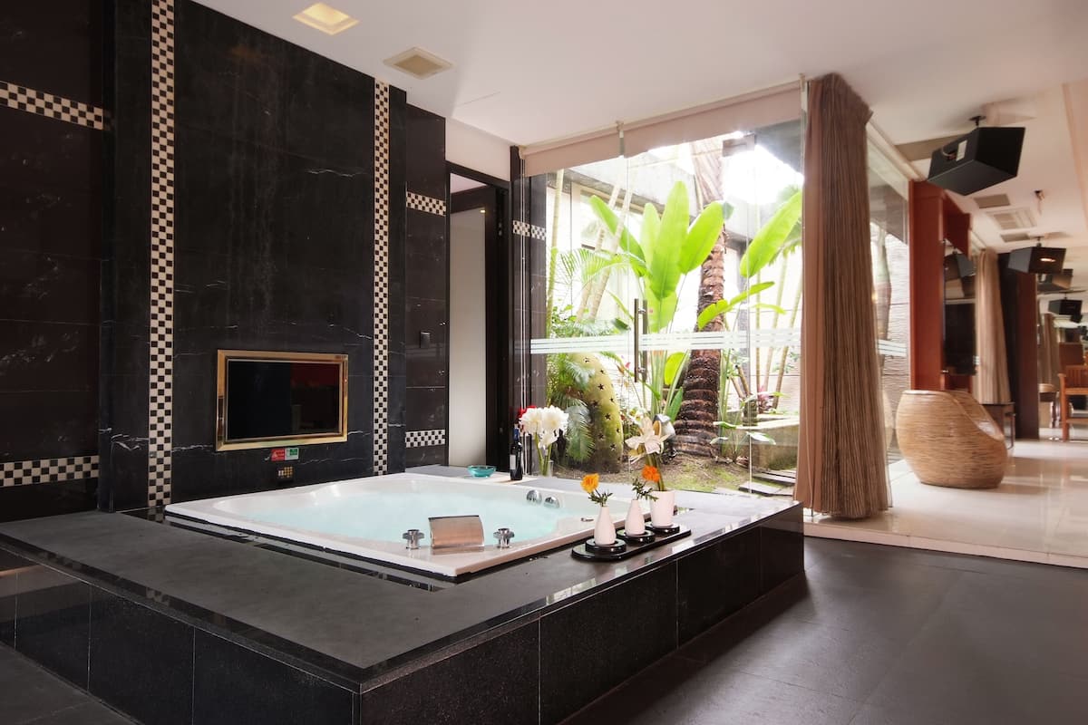 family room | bathroom | separate bathtub and shower, jetted bath, free toiletries, hair dryer
