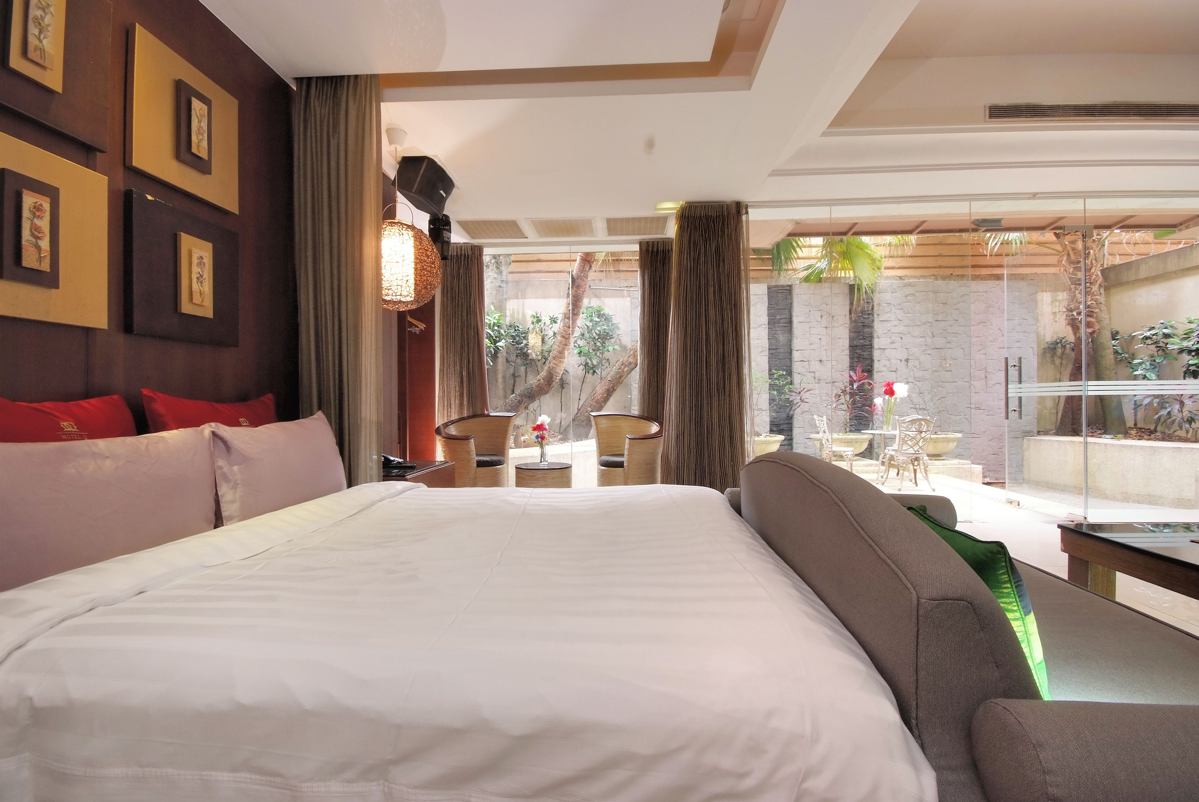 deluxe double room, balcony | minibar, desk, blackout curtains, soundproofing