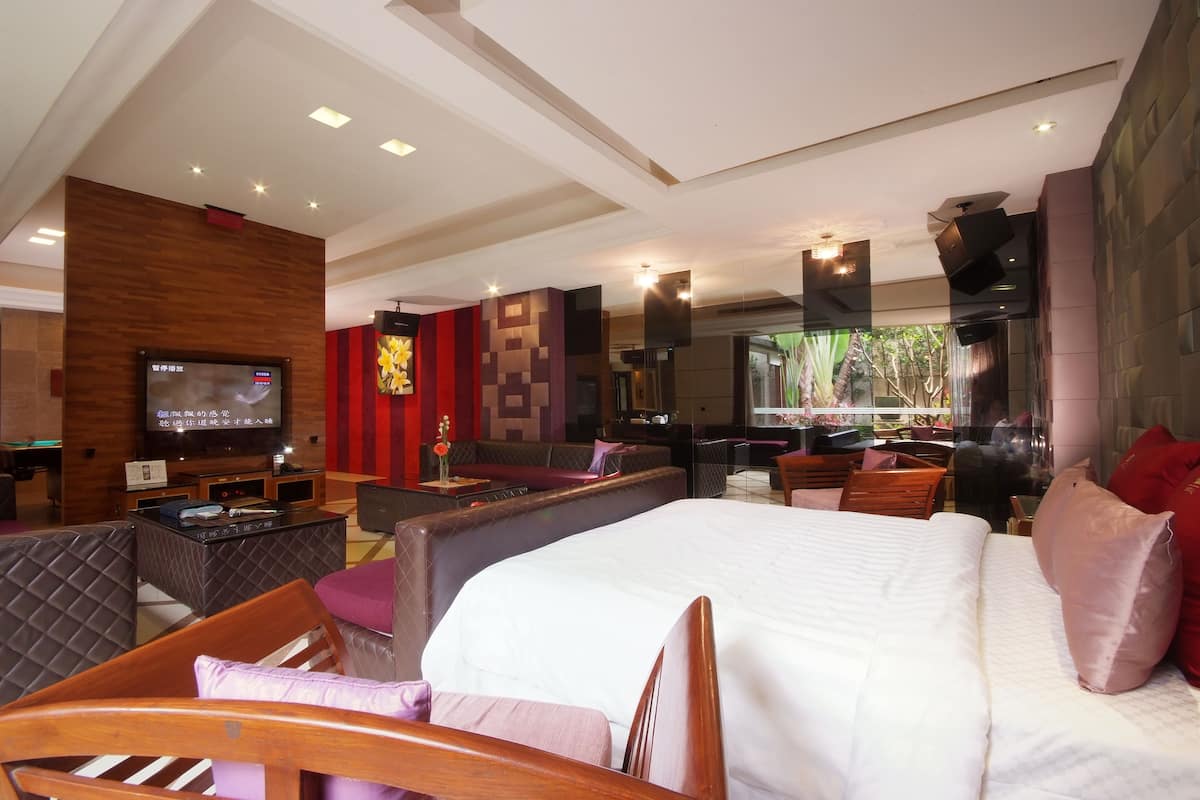 Classic Double Room | Minibar, desk, blackout drapes, soundproofing