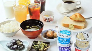 Una mesa dispuesta con diversos platos, bebidas y condimentos japoneses.