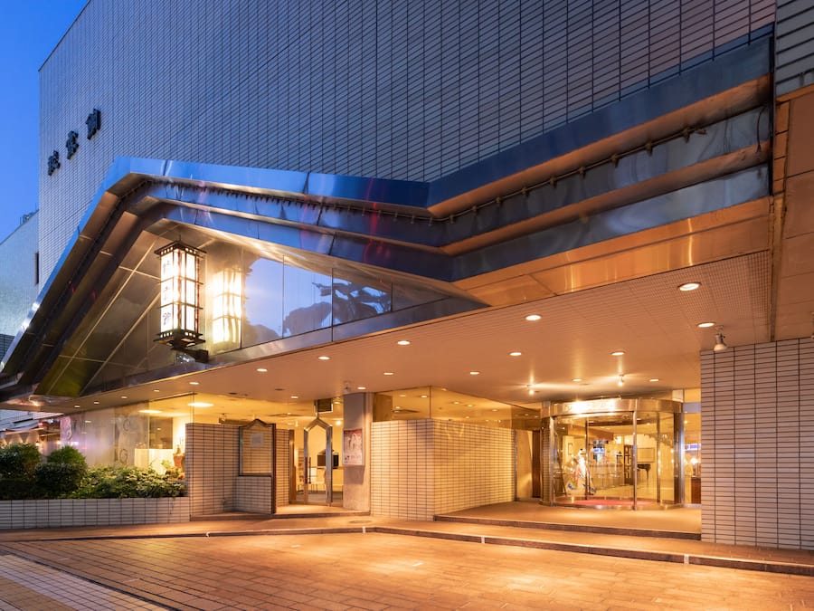 Mặt tiền nơi lưu trú - ban đêm