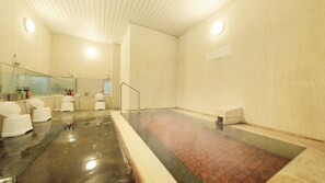 A spa area with a hot tub, a shower, and a toilet. - Hotel Danrokan (Kofu)