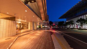 Overnatningsstedets facade – aften/nat