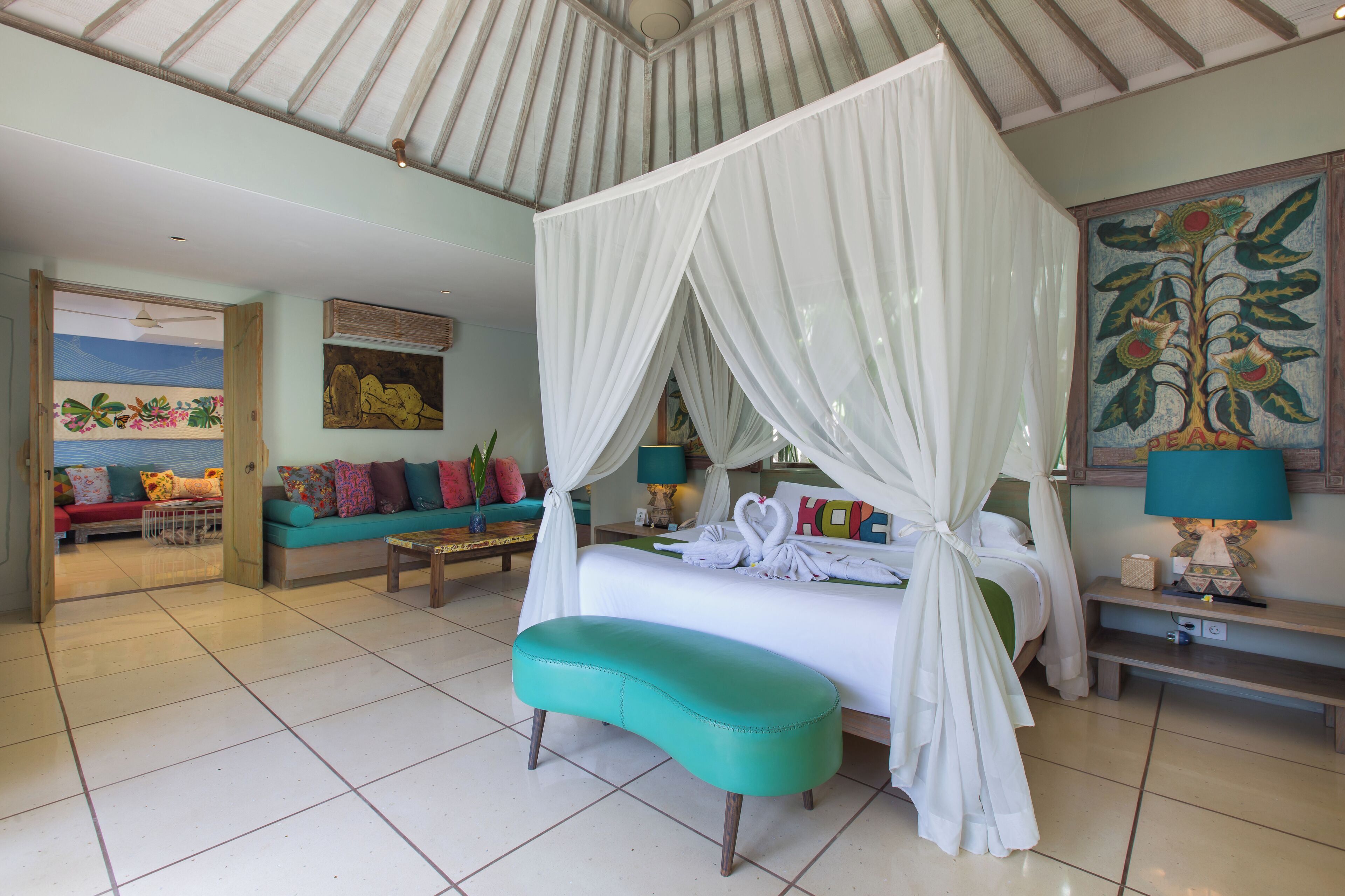 Una cassaforte in camera, una scrivania, ferro/asse da stiro