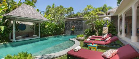 Una piscina al aire libre