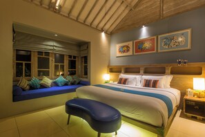 Cofres nos quartos, escrivaninha, ferros/tábuas de passar roupa