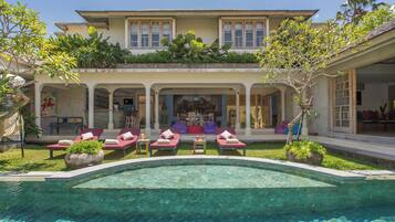 Hồ bơi ngoài trời