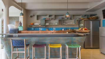 Réfrigérateur, micro-ondes, lave-vaisselle, cafetiÚre/bouilloire