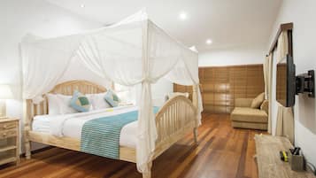 3 bedrooms, in-room safe, iron/ironing board, cots/infant beds