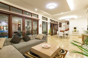 3 bedrooms, in-room safe, iron/ironing board, cots/infant beds - Club Corner Residence by Nagisa Bali (Canggu)