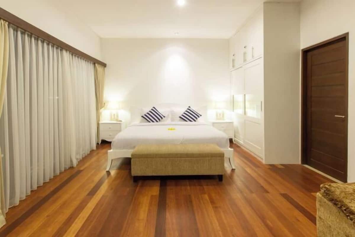 3 bedrooms, in-room safe, iron/ironing board, cots/infant beds