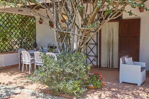 Outdoor dining - House of Luli on the sea, Lido Fiori Menfi (Contrada Fiori Sud, Menfi)