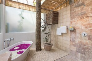 Produtos de toalete grátis, secador de cabelo, roupões de banho 