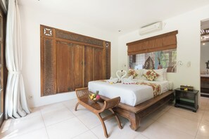 In-room safe, desk, cribs/infant beds, rollaway beds - Villa Liang by Nagisa Bali (Seminyak)
