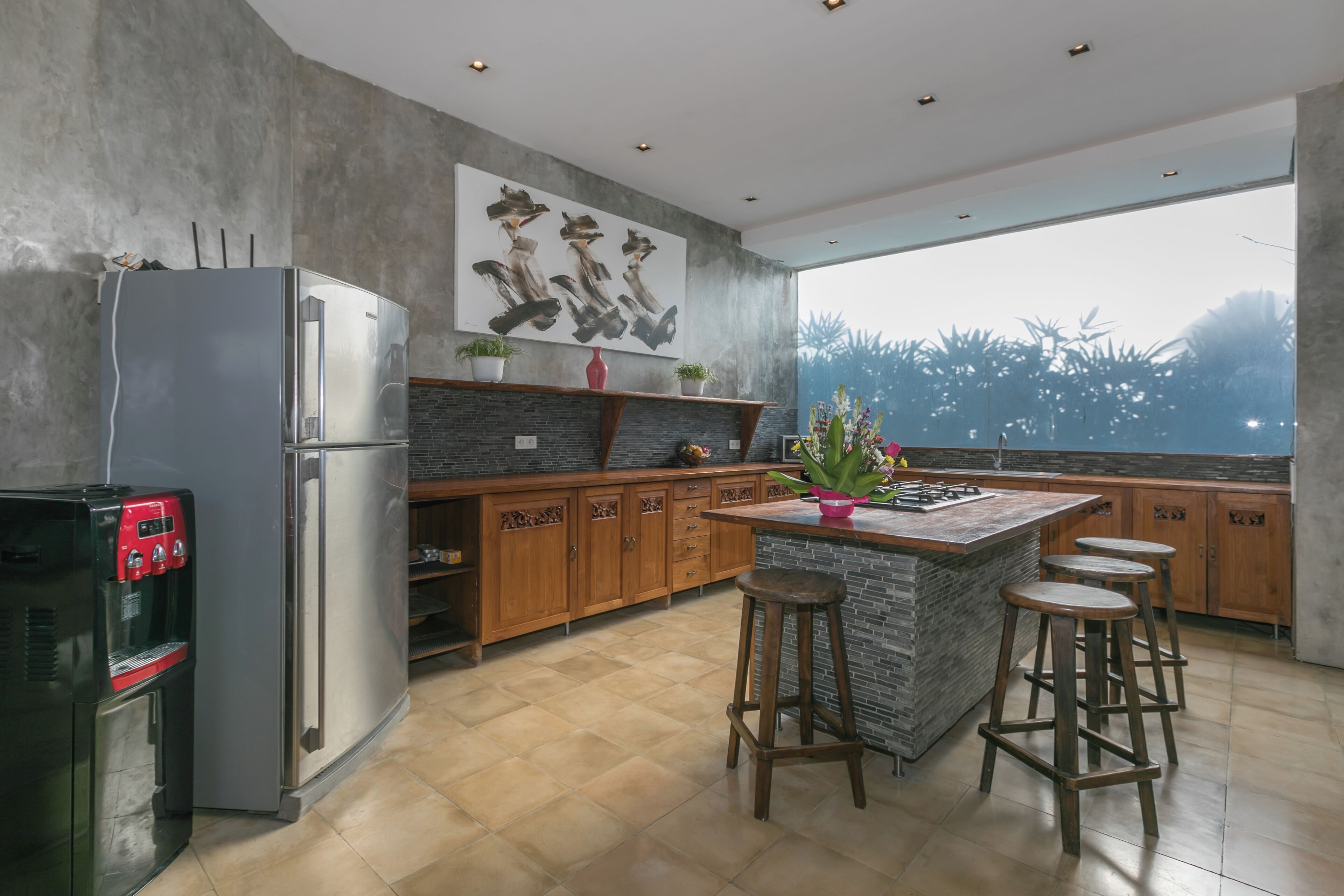 Full-sized fridge, microwave, oven, stovetop