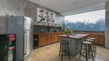 Full-sized fridge, microwave, oven, stovetop