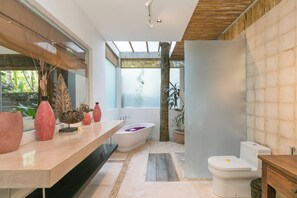 Produtos de toalete grátis, secador de cabelo, roupões de banho 