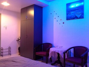 Studio Keluarga, 2 Tempat Tidur Queen | Area keluarga | TV layar datar