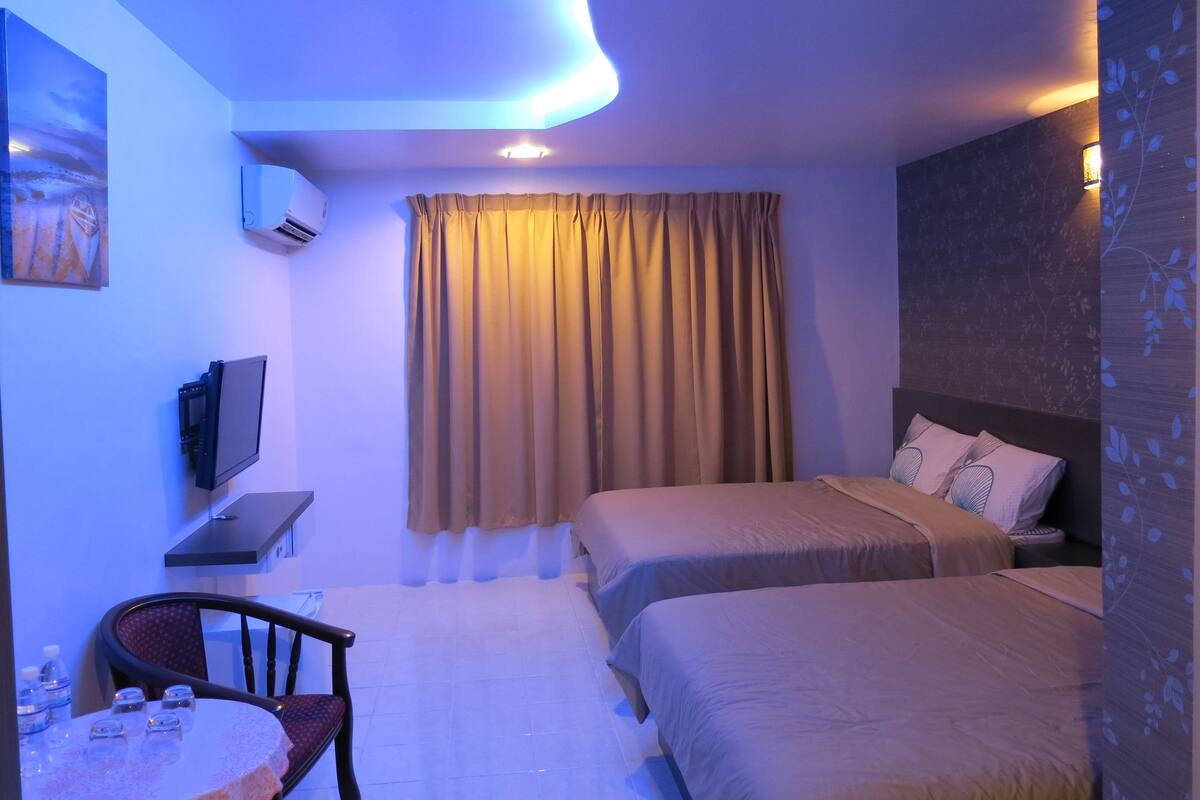 Studio dành cho gia đình, 2 giường cỡ queen | Minibar, két bảo mật tại phòng, bàn, giường gấp/giường phụ (phụ phí) 